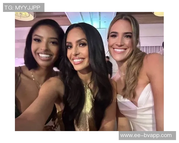 瓦妮莎携子女与坎迪斯帕克共赏道奇队晋级世界大赛精彩瞬间 瓦妮莎携子女与坎迪斯帕克共赏道奇队晋级世界大赛精彩瞬间