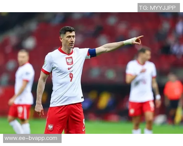 莱万回忆被前国家队主帅剥夺队长袖标时的震惊反应让我从椅子上摔了下来